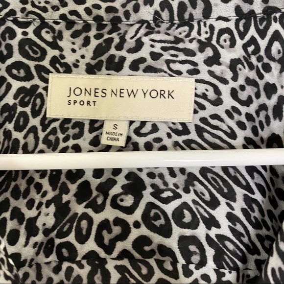JONES NEW YORK Gray Leopard Print Buttondown Blouse - Picture 3 of 5